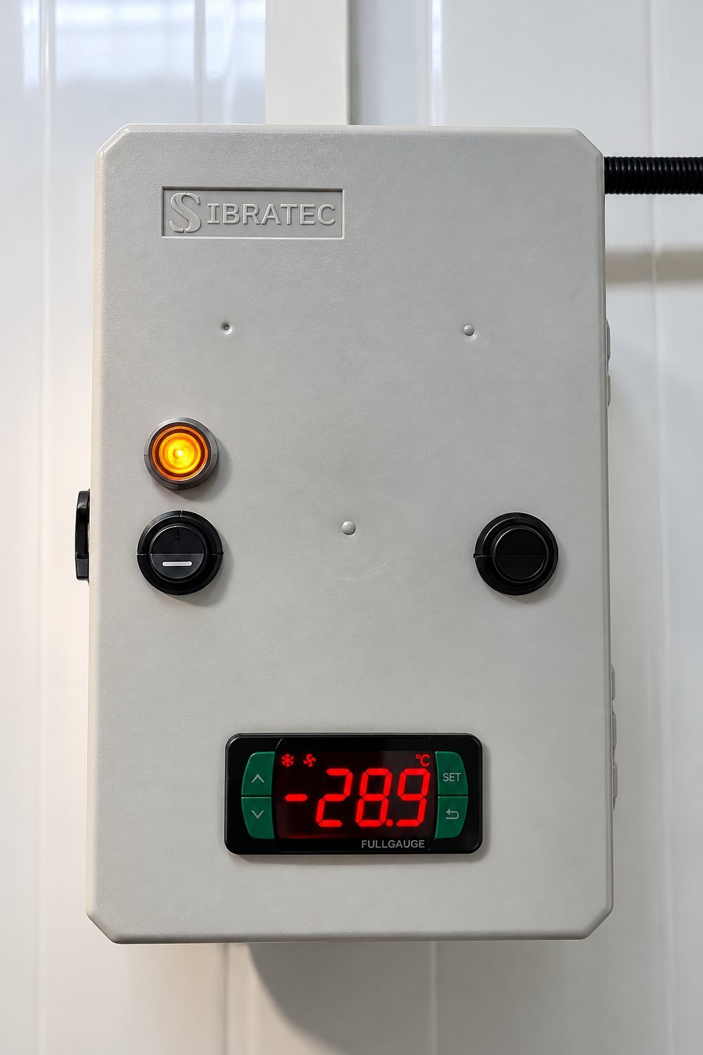 Painel de controle da câmara fria da Fernandez exibindo -28,9 °C no momento do registro